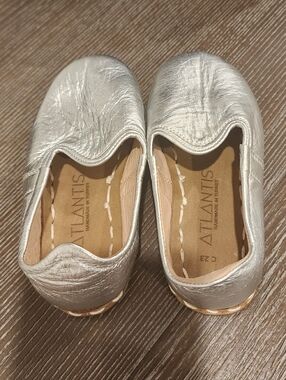Atlantis Silver Leather Slip-On Flats Size 7 Toddler Or C 23 Euro Size.